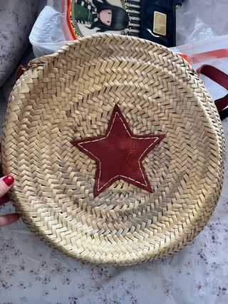Bolso redondo de paja con estrella roja
