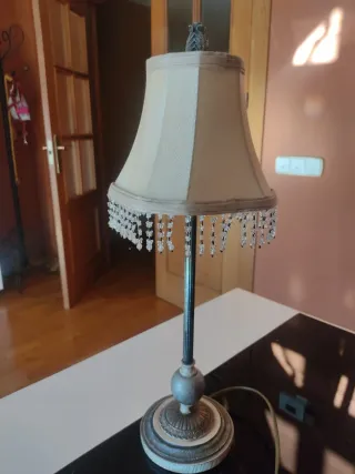 Lámpara de mesa beige y plateada