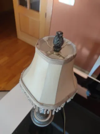 Lámpara de mesa beige y plateada