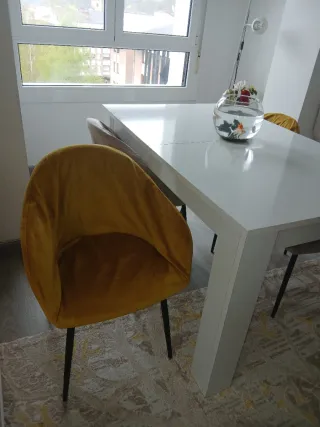 Mesa de comedor blanca y madera