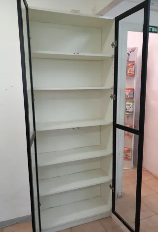 URGE VENDER. Armario de cristal y madera.