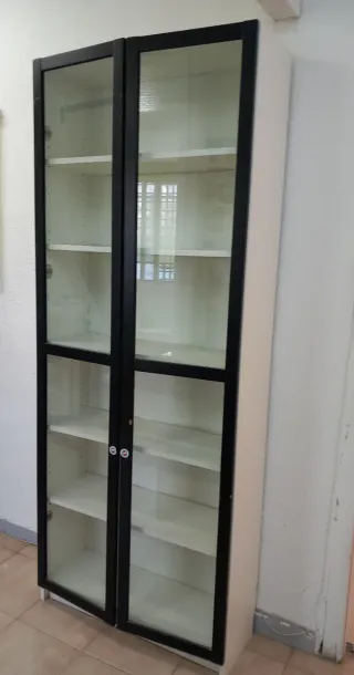 URGE VENDER. Armario de cristal y madera.