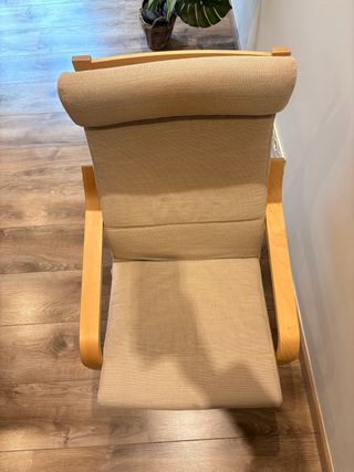 Sillón de tela y madera color beige
