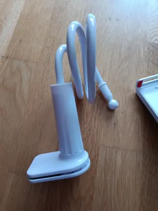 Soporte cuello cisne tablet blanco