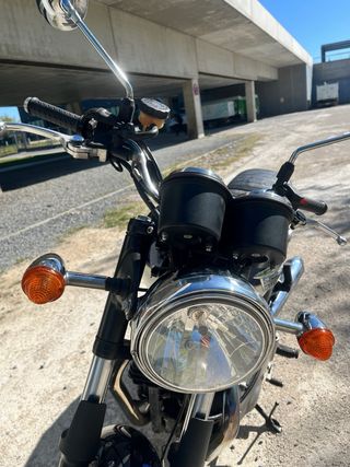 Triumph Bonneville 865cc Azul y Blanca