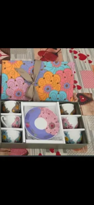 Conjunto tazas de cafe solo con platos a juego