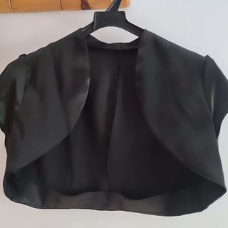 Vestido negro satinado strapless