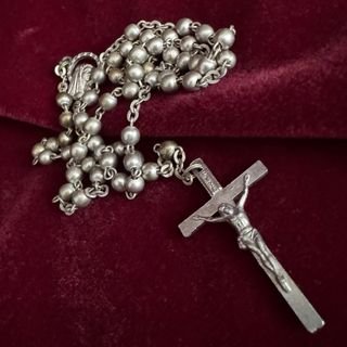 Rosario de plata con crucifijo