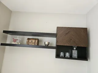 Estantería flotante y armario de pared