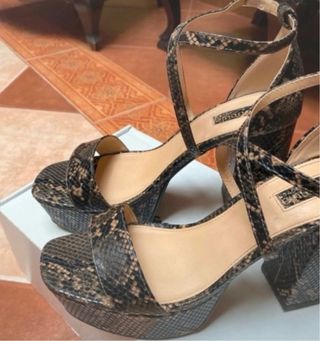 Tacones de plataforma con estampado de serpiente