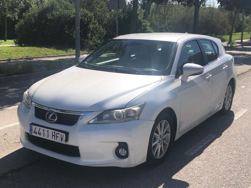 Lexus CT 2011 - foto 1