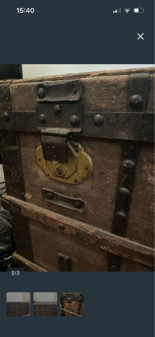 Baúl vintage de madera y metal