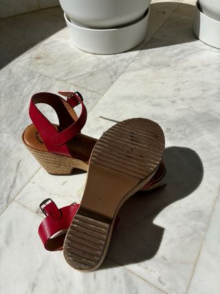 Sandalias cuña mujer piel roja