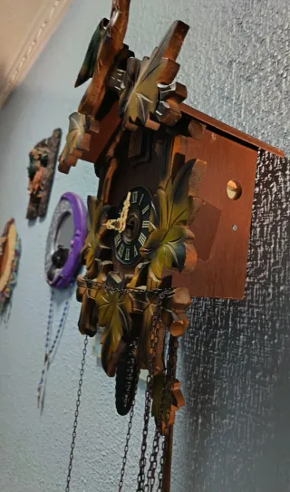 Reloj de cuco antiguo de madera