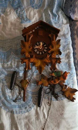 Reloj de cuco antiguo de madera