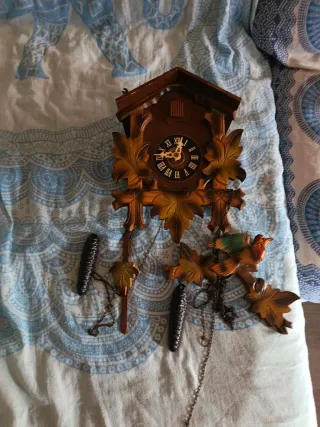 Reloj de cuco antiguo de madera