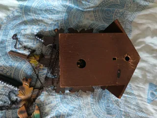 Reloj de cuco antiguo de madera