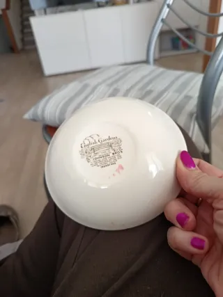 Piatto fondo grande in ceramica e sei coppette