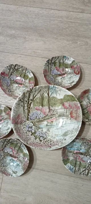 Piatto fondo grande in ceramica e sei coppette