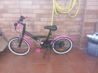 Bicicleta infantil Btwin rosa y negra