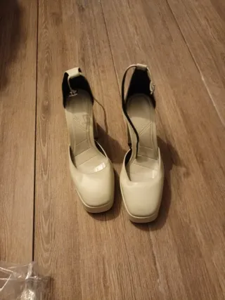 Zapatos de tacón beige