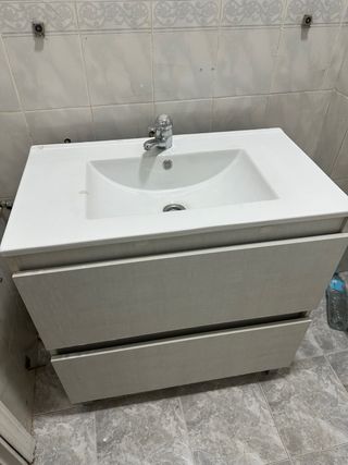 Mueble de baño con lavabo y grifo