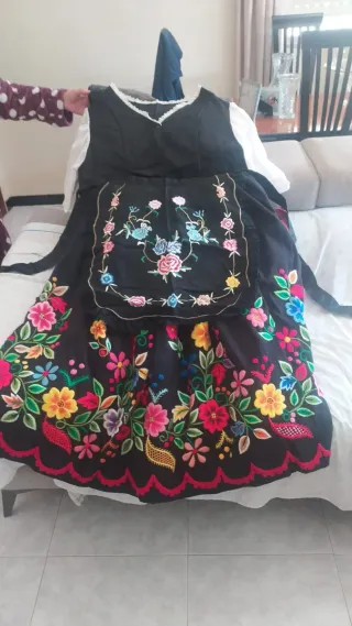 Traje de huertana bordado a mano