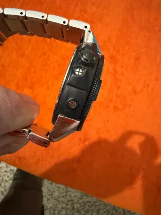 Reloj de pulsera plateado y negro. Sumergible 200m