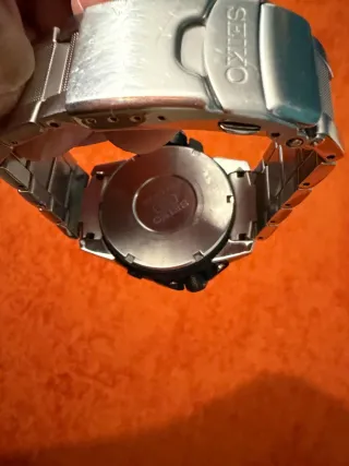 Reloj de pulsera plateado y negro. Sumergible 200m