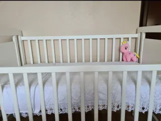 Cuna blanca con ruedas y dibujo, y colchón incluid