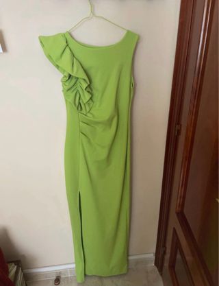 Vestido de fiesta verde con abertura