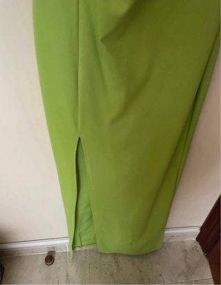 Vestido de fiesta verde con abertura