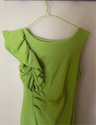 Vestido de fiesta verde con abertura