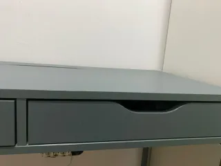 Escritorio con cajonera gris y azul