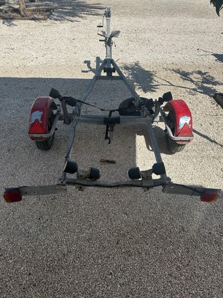 Remolque náutico para embarcaciones