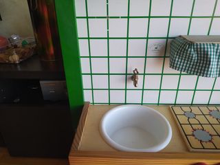 Cocinita infantil de madera antigua