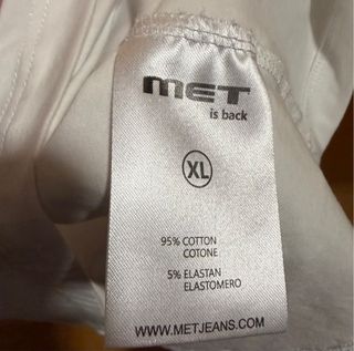Camiseta MET blanca. Talla XL , con pedrería