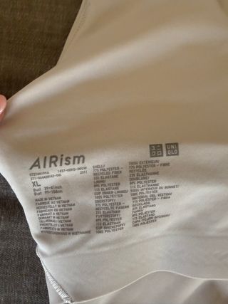 Camiseta tirantes con sujetador incorporado Uniqlo