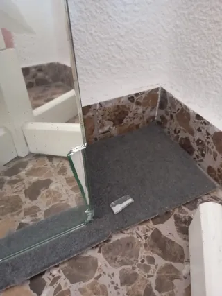 Espejo decorativo con marco de madera.  Grande.