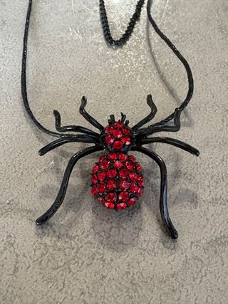 Collana gotica ragno rosso nero