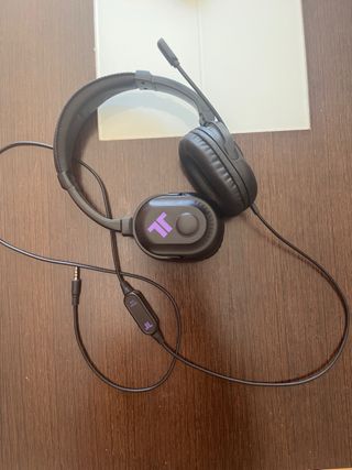 PS4 Negra con Mando, GTA V y cascos.