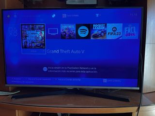 PS4 Negra con Mando, GTA V y cascos.