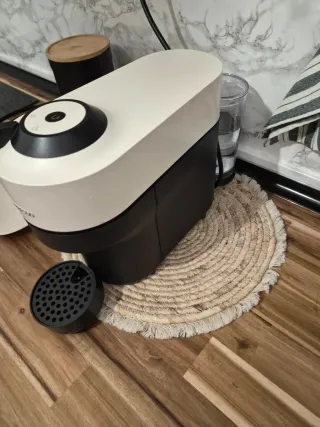 Macchina da caffè Nespresso Vertuo Pop con 10 capsule in regalo