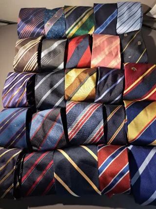 A) 25 Cravatte Regimental Uomo