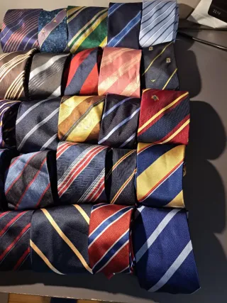 A) 25 Cravatte Regimental Uomo