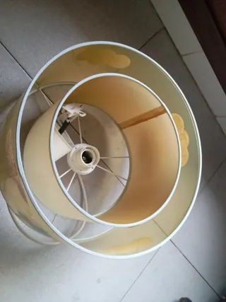 Lámpara infantil beige con nubes azules