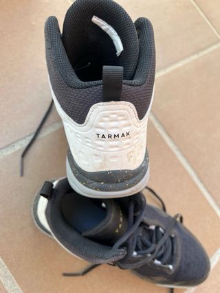 Zapatillas Baloncesto Niña Negras y Doradas