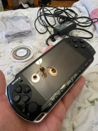 PSP Slim 3004 Nera + 32GB + Caricabatterie
