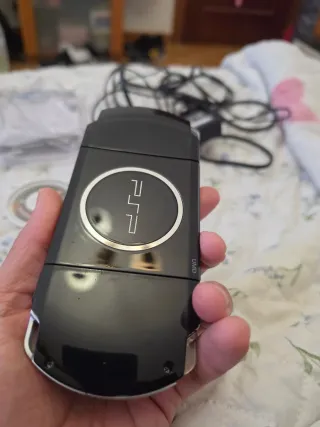 PSP Slim 3004 Nera + 32GB + Caricabatterie