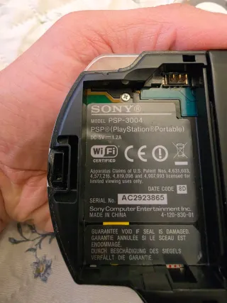 PSP Slim 3004 Nera + 32GB + Caricabatterie